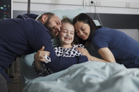 Niña enferma Niña en consulta médica